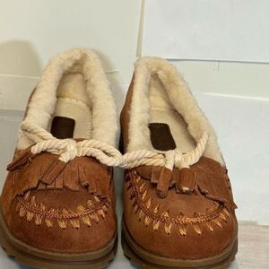 Muk Luks Brown Moccasin Slippers with Cream Lining size 6.5